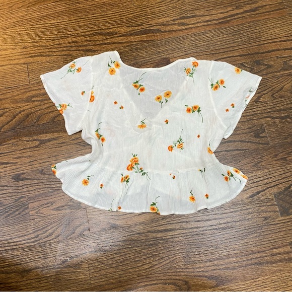 Sheer Flowy Daisy Crop Top - Picture 3 of 3